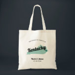 Färg Kentucky Karta Bröllop Välkomstsäck. Tygkasse<br><div class="desc">Bröllop helg välkomnar presentsäcken för gäster från byn till bröllop, med Kentucky som bild. Du kan redigera färg för vilken del som helst av den här designen och flytta hjärtat till bröllop. Om du vill ändra färg klickar du på Anpassa och "redigera med verktyg i designen". Markera inslag som du...</div>