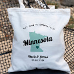 Färg Minnesota Karta Bröllop Välkomstpåse, Tygkasse<br><div class="desc">Bröllop helg välkomnar presentsäcken för gäster från byn till bröllop, med en bild av Minnesota. Du kan redigera färg för vilken del som helst av den här designen och flytta hjärtat till bröllop. Om du vill ändra färg klickar du på Anpassa och "redigera med verktyg i designen". Markera inslag som...</div>