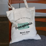 Färg Pennsylvania Karta Bröllop Välkomstbag, Tygkasse<br><div class="desc">Bröllop helg välkomnar en presentpåse för gäster från byn till bröllop, med en bild av Pennsylvania. Du kan redigera färg för vilken del som helst av den här designen och flytta hjärtat till bröllop. Om du vill ändra färg klickar du på Anpassa och "redigera med verktyg i designen". Markera inslag...</div>