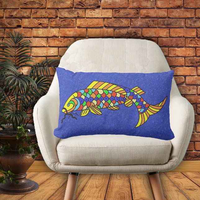 Färg poppfisk med Abstrakt i färg Utomhuskudde (Brightly coloured fish with scales in multiple colours on deep vibrant blue home decor pillow.)