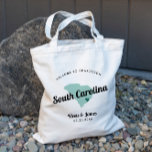 Färg South Carolina Bröllop Välkommen Bag. Tygkasse<br><div class="desc">Bröllop helg välkomnar presentsäcken för gäster från byn till bröllop, med bilden av South Carolina. Du kan redigera färg för vilken del som helst av den här designen och flytta hjärtat till bröllop. Om du vill ändra färg klickar du på Anpassa och "redigera med verktyg i designen". Markera inslag som...</div>