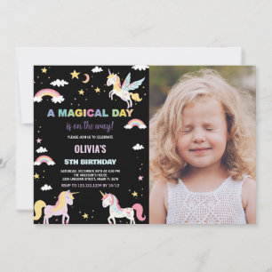 Färg Unicorns-inbjudningar på födelsedagen med fot Inbjudningar
