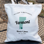 Färg Vermont Karta Bröllop Välkomstpåse, Tygkasse<br><div class="desc">Bröllop helg välkomnar presentsäcken för gäster från byn till bröllop, med Vermont-bilder. Du kan redigera färg för vilken del som helst av den här designen och flytta hjärtat till bröllop. Om du vill ändra färg klickar du på Anpassa och "redigera med verktyg i designen". Markera inslag som du vill redigera...</div>