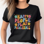 Färga Lycklig People Play Pickleball T Shirt<br><div class="desc">Alla som har spelat pickleball vet hur mycket roligt och skratt man kan höra på domstolen...  det gör dem till lycklig! Visa dem du leker med hur mycket du tycker om pickleball med den här söta och färglösa "Lycklig människor spelar pickleball" t-shirt.</div>
