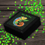Färgad Fantasy Lizard Löv Grönt Dots Minnesask<br><div class="desc">Den här skäggsboxen för kryddartiklar,  smycken eller gåva ge har en färgad fantasi-ödla i blå grönt,  gult och orange som håller ett litet gren med en grönt löv på en svart med vibrerande grönt punkter. Anpassa texten med mallen.</div>
