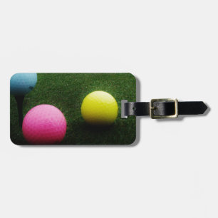 färgad golf bollar och cart bagagebricka