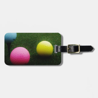 färgad golf bollar och cart bagagebricka