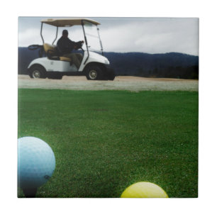 färgad golf bollar och cart kakelplatta