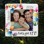 Färgad Jul Ljus Fotojul Julgransprydnad Keramik<br><div class="desc">Skicka din helgdag glädje den här säsongen med en personlig "Lets Get Lit", julprydnad! Den här ornamenten har en skarp och djärv visning av ljus som omger ditt familjefoto, ditt namn och år och kommer säkert att göra ett bestående intryck. Sätt perfekten avslutande på helgdag med den här unika och...</div>