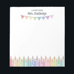 Färgad Pastel Pencil Note från skollärare Anteckningsblock<br><div class="desc">Ett meddelande från personligen för anteckningsblock av skollärare med lärarens namn ovanför en banderoll med flera färgader och en rad färgpennor, vissa med mönster, i pastellregnbåge i färg. Anteckningsblocket Kindergarten-lärare med pastellpennor och en banderoll flagga i regnbågens pastellskuggor, med vissa mönster som rand, punkter och stjärnor. Anteckningsblocket för en färgstark...</div>