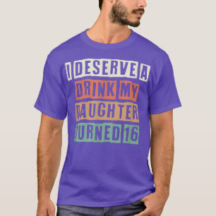 Färgad Retro... Jag förtjänar en dryck min dotter T Shirt
