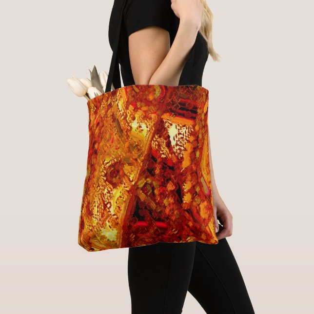 Färgad till rödaktig karnevalsmask av orange tygkasse (Närbild)