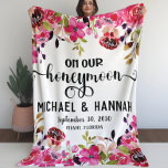 Färgade blommor på vår vattenfärg Honeymoon Fleecefilt<br><div class="desc">Gratulerar till din smekmånad med den här vackra filten som har en "på vår smekmånad"-design med vackra blommor. Lägg till namn, datum och plats för bruden och brudgummen för att göra den till en riktig engångsföreteelse. Den här filten är perfekt för att stöta på soffan eller ta en tupplur, och...</div>