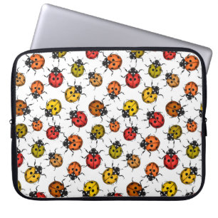 Färgade stegbuggar på vita laptop fodral