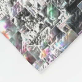 Färgaden ser ut som kvadratiska dvd-klipp, grov mo fleecefilt