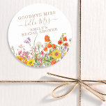 Färgämnen Vild Flowers Land Blommigt Adjö Miss Mis Runt Klistermärke<br><div class="desc">Landsbyggsbröllopet Fungerande Vild Flowers Adjö Miss Möhippa Gift Favor Stickers Labels har söt land blommor i orange, gult, lila och rosa på vit bakgrund med din anpassningsbar. Perfekt för er speciella Hens Party, Bachelorette Party, Möhippa, Pamper Party, Bachelorette Helg och bröllop firande med moderna botaniska blommor och elegant-manustypografi. Anpassa genom...</div>