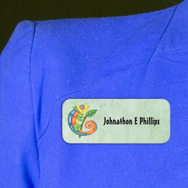 Färgämnet Abstrakt Lizard Holding Löv vid Gren Namnbricka (Colourful abstract lizard in multitude of colours leaf on stick on green plastic name tag.)