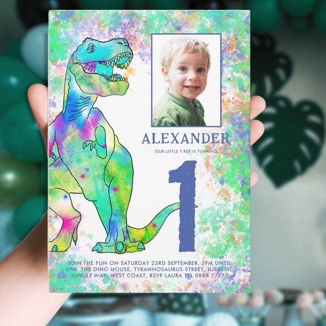 Färgämnet dinosaur 1:a födelsedag Party foto Inbjudningar (Colorful dinosaur 1st birthday party invitation with photo template and T-Rex dino watercolor splash)