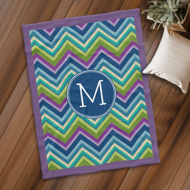Färgämnet Lila Chevron Mönster Anpassningsbar Mono Fleecefilt (Personalized fleece blanket with monogram - Makes a great Gift)