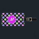 Färgämnet Retro Flower Mönster Monogram Bagagebricka<br><div class="desc">Den här söten, den gigantiska utseendet av bagagetaggen har ett ljust, färgstarkt blommönster i skuggor av rosa, lila, blått och grönt på svart bakgrund. Den har en blomma - formad plats i orkid - lila där du kan lägga till ditt monogram / inledande i vitt för att anpassa dig. Det...</div>