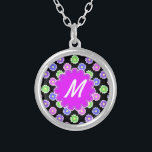 Färgämnet Retro Flower Mönster Monogram Silverpläterat Halsband<br><div class="desc">Den här söten, den gigantiska designen har ett ljust, färgstarkt blommönster i skuggor av rosa, lila, blått och grönt i svart bakgrund. Den har en blomma - formad plats i orkid - lila där du kan lägga till ditt monogram / inledande i vitt för att anpassa dig. Det är en...</div>