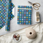 Färgat Pixel Snowflake Mönster på marinblått Presentpapper<br><div class="desc">Ett klassiskt vintermotiv från sticka-våten iselsötare får en modern vändning med denna pixelerade snöflingor mönster i klarbent rosa, saftig orange, mynta grönt, himlar blå och lilac lila på coolans marinblått. Lägg dina helgdag i en varm och glad förpackning papper för att få helgdag till vänner och familj. Om du tittar...</div>