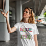Färgat skript Kärlek som Jesus T Shirt<br><div class="desc">Gå in i trosvärlden och mode med vår "Kärlek like Jesus" kristna T-shirt. Den här kristna kvinnoskjortan förenar trendigets estetik med ett kraftfullt budskap, som ger kärlek brev en kraftig vävning till en livfull sammansättning av färgstarka blommor. Uttryck din hängivenhet på ett modernt och chic sätt, skapar ett djärvt och...</div>