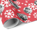 Färgat Snöflingor Photo Gift Wrap Red Presentpapper<br><div class="desc">**Gör fotona lämpliga genom att klicka på "Anpassa" och sedan slått knappen "Redigera" och rullan ned till "Bild i Skörd" för att göra fotona passade utan överlappning** Figursätt dina presenter med den här figursättningen av personligen som innehåller tre av dina foton bland ett vitt snöflingor-område på en klassisk röd julbakgrund...</div>