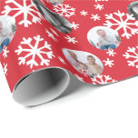Färgat Snöflingor Photo Gift Wrap Red Presentpapper<br><div class="desc">**Gör fotona lämpliga genom att klicka på "Anpassa" och sedan slått knappen "Redigera" och rullan ned till "Bild i Skörd" för att göra fotona passade utan överlappning** Figursätt dina presenter med den här figursättningen av personligen som innehåller tre av dina foton bland ett vitt snöflingor-område på en klassisk röd julbakgrund...</div>