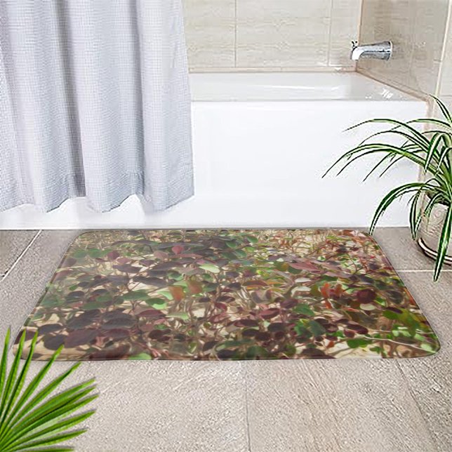 Färgat vackert Grönt Red Löv Badrumsmatta (Painted Beautiful Green Red Leaves Bath Mat by Looly Elzayat)