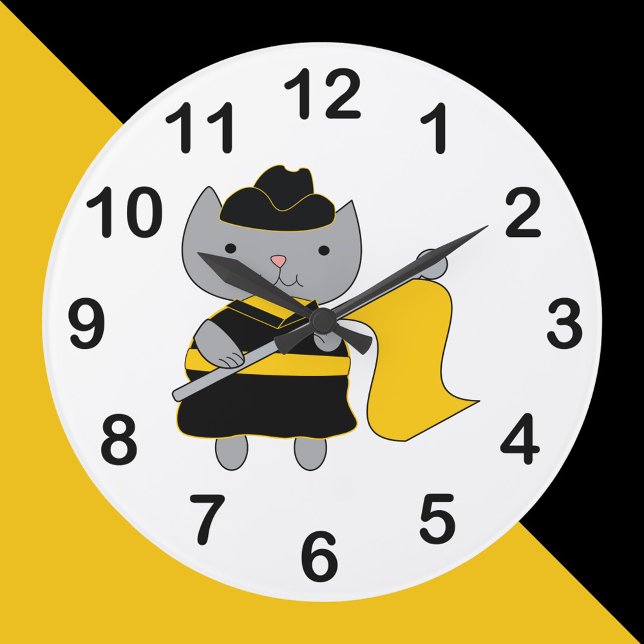 Färgavdelningskatt Svart Gul Marscherandeorkester Stor Klocka (A clock with a gray cat wearing a black and yellow color guard uniform.)