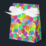 Färgballonger med Pickleball Party Presentaskar<br><div class="desc">Festive pickleball party-presentväska för valfri pickleball-spelare med färgfulla konfetti- och pickleball-ballonger på vit bakgrund. Blå, röda, ljusa gröntar, gult, rosa och lila ballonger tillverkade av pickleball bollar. Färgfull pickleball-temad födelsedag, årsdag, tack, slutet på rec-säsongen party, grattisar, tuffelpresentsäck för din pickleball-älskande mamma, pappa, morbror, moster, bror, syster, granne, morfar, mormor, make,...</div>