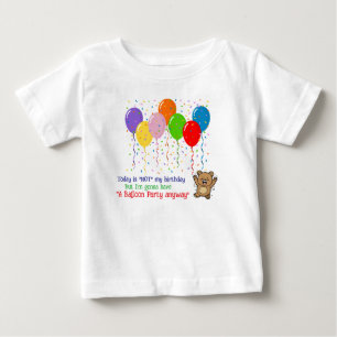 Färgballonger och ett Lycklig-björn T Shirt