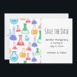 Färgbeakers och Flasks Science Mönster Spara Datumet<br><div class="desc">Spara datumkortet med en roligt och färglöst mönster. Forskare vibe med bakers och flaskor av olika format och storlek i starkt lycklig färg.</div>
