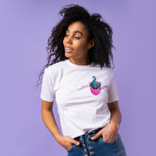 Färgbeständig bock i en tryckt Rosa Pocket T Shirt