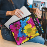 Färgblommor, Daisy, Boho, ditt namn Laptop Fodral<br><div class="desc">Elegant,  snyggt och sofistikerat foto av blommor av blått,  gult och rosa Daisy. Modern gåva och trendig,  perfekt för blommigtens design älskare i ditt liv. Anpassa genom att lägga till namn,  smeknamn,  monogram eller initialer.</div>