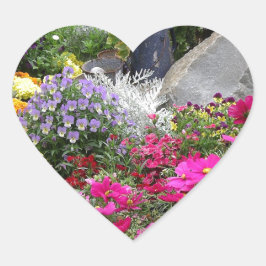 Färgblommor i Skagway Park, Alaska Hjärtformat Klistermärke