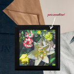 Färgbukett med lily minnesask<br><div class="desc">Blommigt med temat boho stil Gift Box med ett foto av ett vackert gäng färgstarka blommor (gul ros, rosa-nejlikor, vit lilja). Underbart val för Alla hjärtans dag eller andra särskilda tillfällen (Mors dag, födelsedag, årsdag, förlovning). Skapa en romantisk atmosfär! Du kan ersätta texten "Kärlek you" med ett eget meddelande. Om...</div>