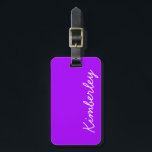 Färger för mode för modern purpurfärgad bagagebricka<br><div class="desc">Planlägger moderna färger för en flickaktigt färgrik för monogramnamn för neon purpurfärgad moderiktig mode. Få denna chic monogrammed design för att tillfoga ditt namn,  initialer eller någon beställnings- text på en fast färgbakgrund för trendiga shock rosa. En modern moderiktig design för henne på något tillfälle. Den perfekta gåvaidén.</div>