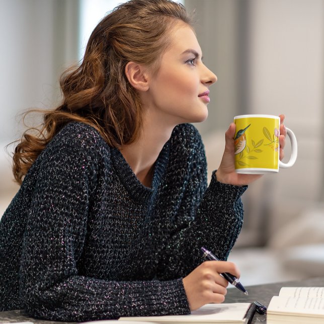 Färgfåglar på en blommigt Miljö Två-Tonad Mugg (Skapare uppladdad)