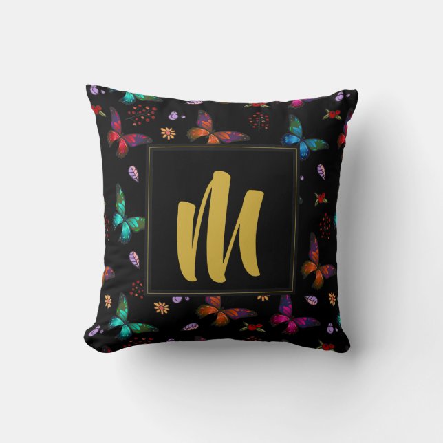 Färgfjärilar Mönster på svart Monogram Kudde (Framsida)