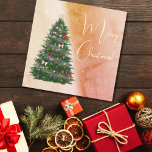 Färgfläckad dekorerad julgran<br><div class="desc">Ett vackert Julgran med prydnadsföremål,  rosett band,  ljus,  trädgårdsmark,  gräs. Och ett budskap: god jul!</div>
