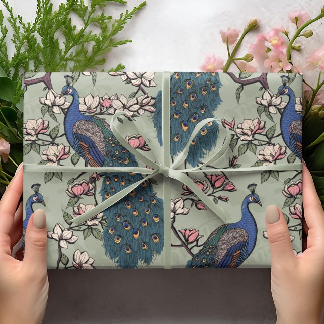 Färgfläckig blå Peacock & Magnolia Grönt Wildlife Presentpapper (Elegant Floral Blue Peacock Birds, Magnolia Branches in Bloom, Sage Green Background. Hand Drawn.)