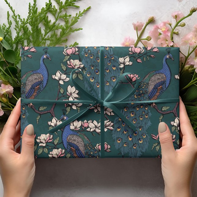 Färgfläckig blå Peacock & Magnolia Grönt Wildlife Presentpapper (Elegant Floral Blue Peacock Birds, Magnolia Branches in Bloom, Teal Green Background. Hand Drawn.)
