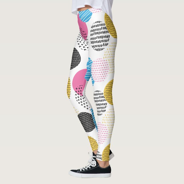 Färgfläckig Polka dots Leggings (A pair of leggings with a pattern of colorful circles and lines, the circles are pink, blue, yellow.)