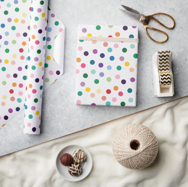 Färgfläckig Polkadot Art Mönster på Crisp White Presentpapper (Hantverk)