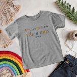 Färgfläckig regnbåge Brev | Första skoldagen T Shirt<br><div class="desc">Höj den första skoldagen med den här "Kindergarten Vibes Only" småbarn T-shirt! Med färgstarkt regnbåge i brev och en lekfull design är den här garantin perfekt för små som går in på sin skolresa. Den är tillverkad av mjuk, andningsbar väv och garanterar heldaglig komfort för aktiva barn. Denna snyggt och...</div>