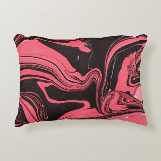 Färgfläckig rödmarmor bläck pappra struktur på vit prydnadskudde