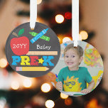 Färgfoto före K för förkool Keepsak Chalkboard<br><div class="desc">Det här fotot av typen Pre-K-dekoration innehåller ett äpple, en linjal, kritor och fet, färgstark roligt. Klicka på knappen Anpassa om du vill ha fler alternativ för att ändra texten! Det finns variationer i denna utformning, ytterligare färg och samordnade produkter i vår butik, zazzle.com/store/doodlelulu. Kontakta oss om du behöver den...</div>