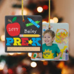 Färgfoto före K för förkool Keepsak Chalkboard Julgransprydnad Keramik<br><div class="desc">Utformningen av förK-fotodekoration har ett äpple, en linjal, kritor och fet, färgstark roligt. Klicka på knappen Anpassa om du vill ha fler alternativ för att ändra texten! Det finns variationer i denna utformning, ytterligare färg och samordnade produkter i vår butik, zazzle.com/store/doodlelulu. Kontakta oss om du behöver den här designen för...</div>